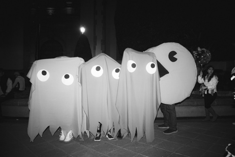 A group of people standing next to each other in front of a group of ghost — Foto por MSCC na Unsplash